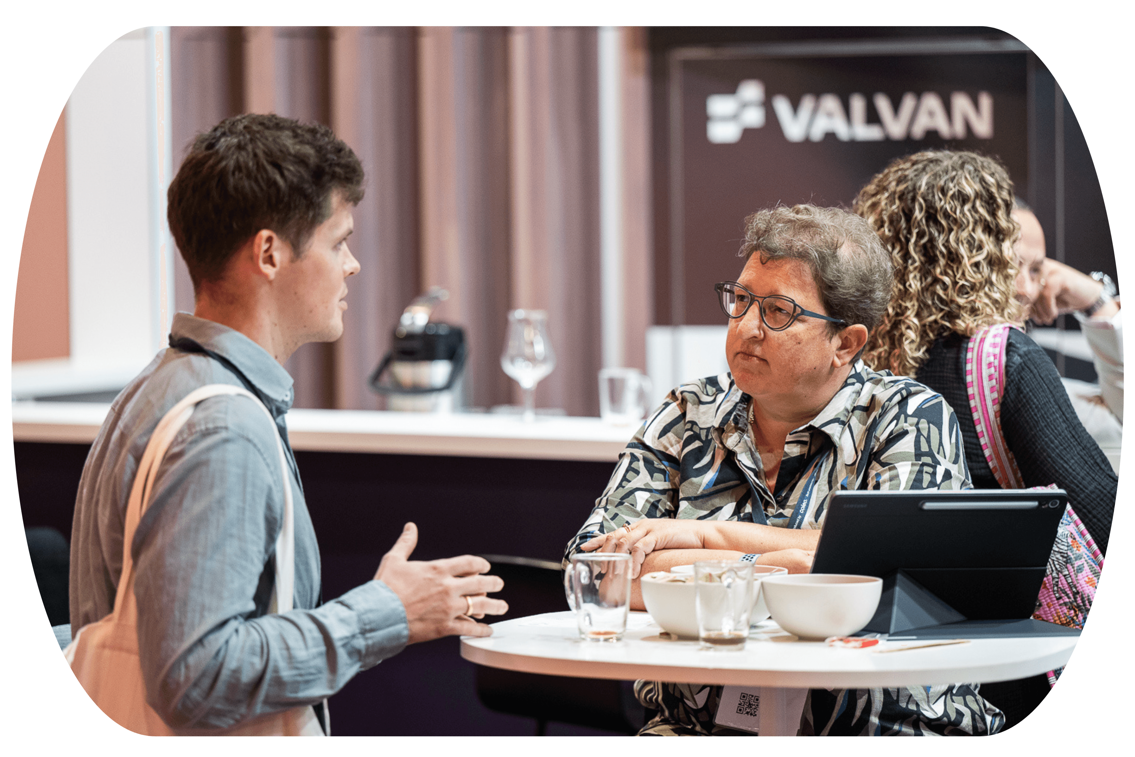 Conversation between exhibitor and visitor at Textiles Recycling Expo USA